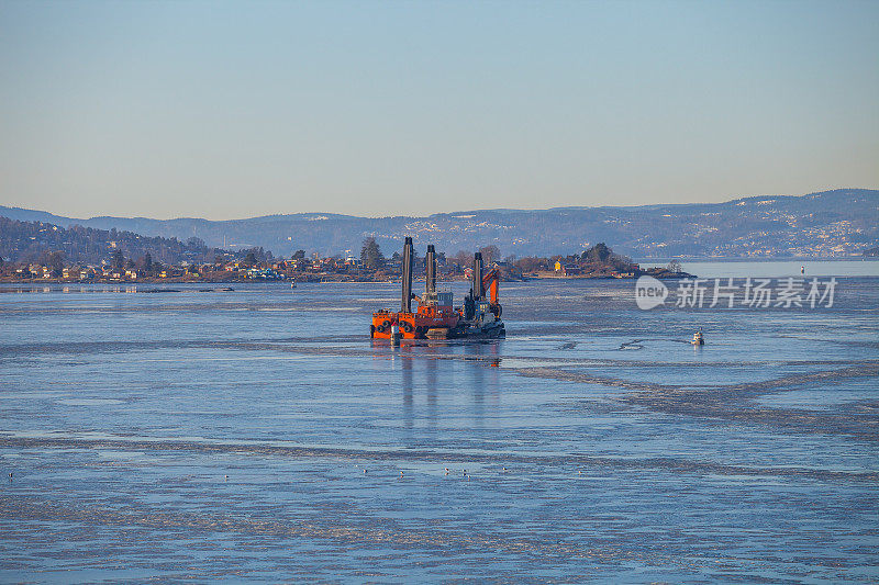 挪威奥斯陆- 2015年2月27日。港湾内的挖泥船。